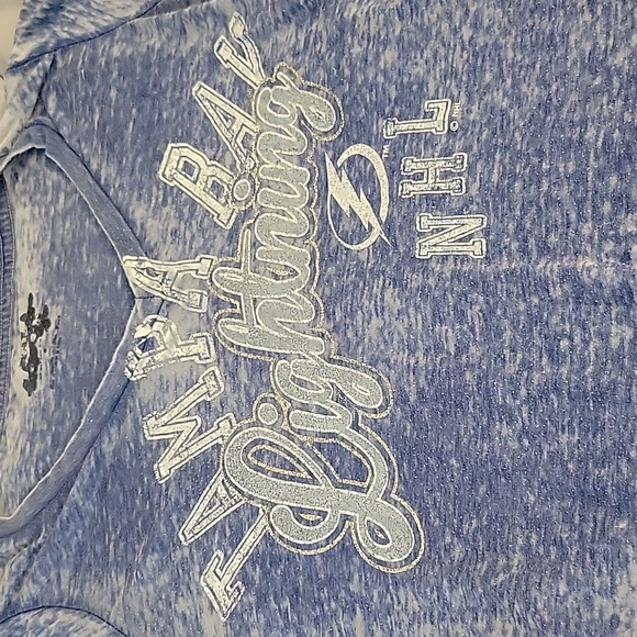 NHL Tampa Bay Lightning v neck t shirt SZ XS - Picture 2 of 3